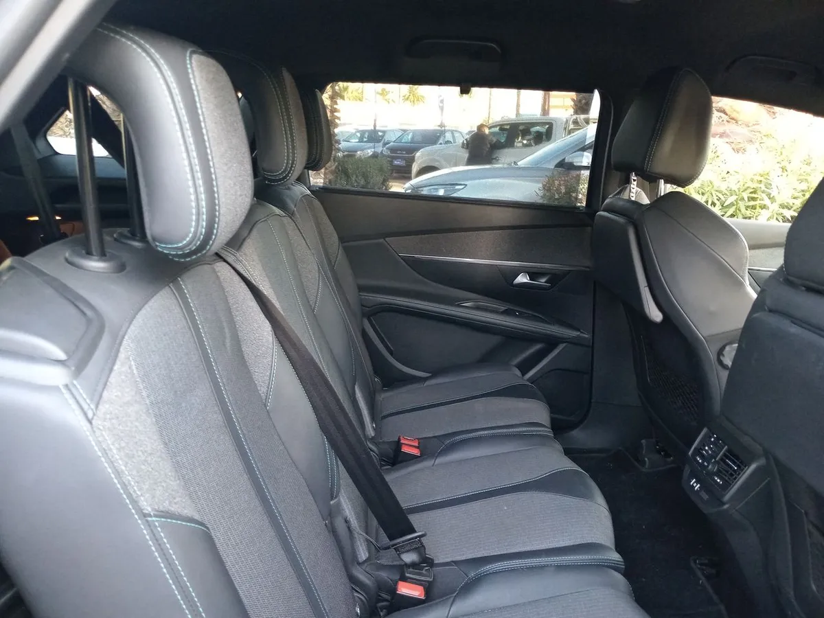 Peugeot 5008 1.5 Allure Pack Bluehdi 130 4x2 Eat8 5p año 2024