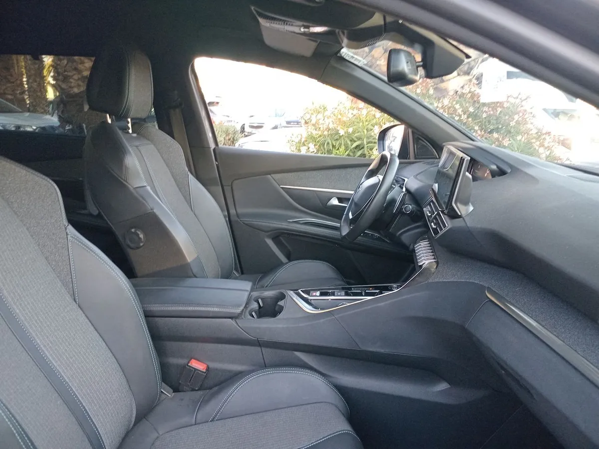 Peugeot 5008 1.5 Allure Pack Bluehdi 130 4x2 Eat8 5p año 2024