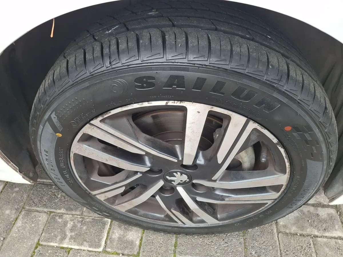 Peugeot 208 1.2 Puretech Allure Pack 130 4x2 Eat8 5p año 2024