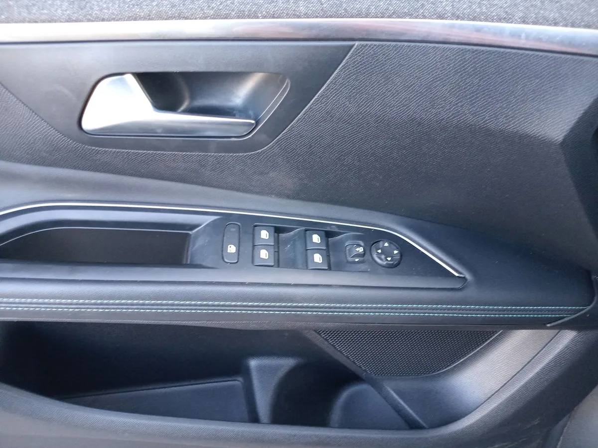 Peugeot 5008 1.5 Allure Pack Bluehdi 130 4x2 Eat8 5p año 2024