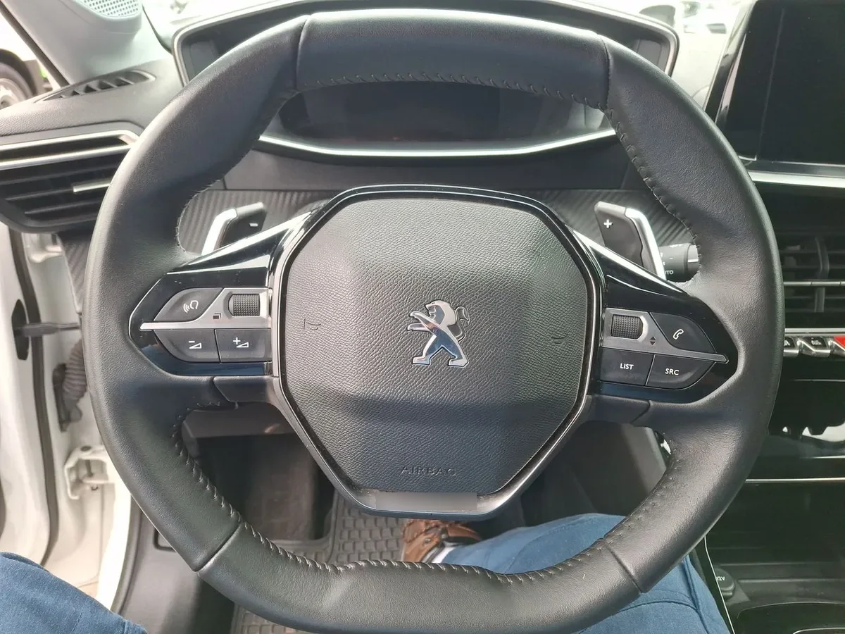 Peugeot 208 1.2 Puretech Allure Pack 130 4x2 Eat8 5p año 2024