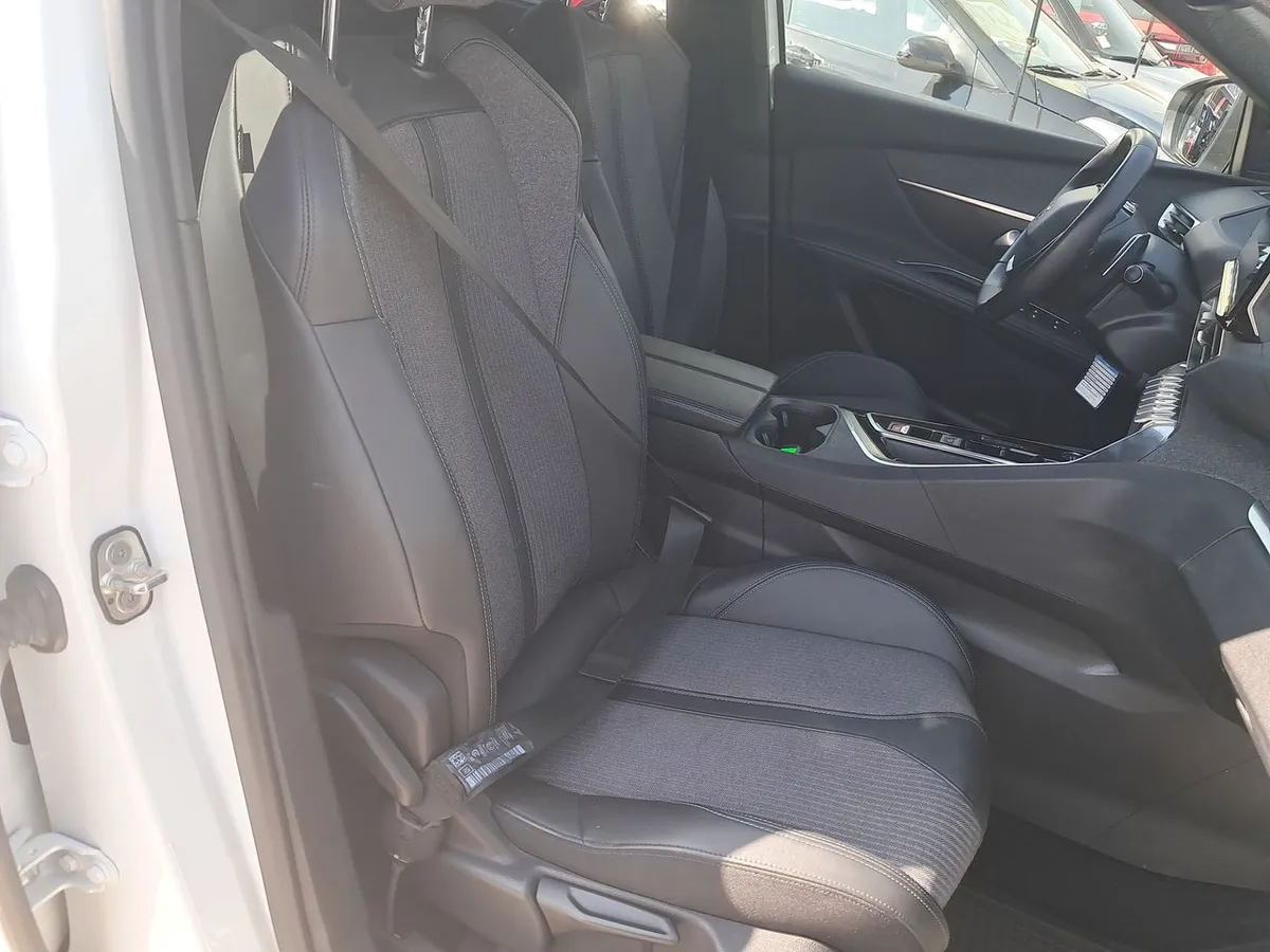 Peugeot 5008 1.5 Allure Pack Bluehdi 130 4x2 Eat8 5p año 2024