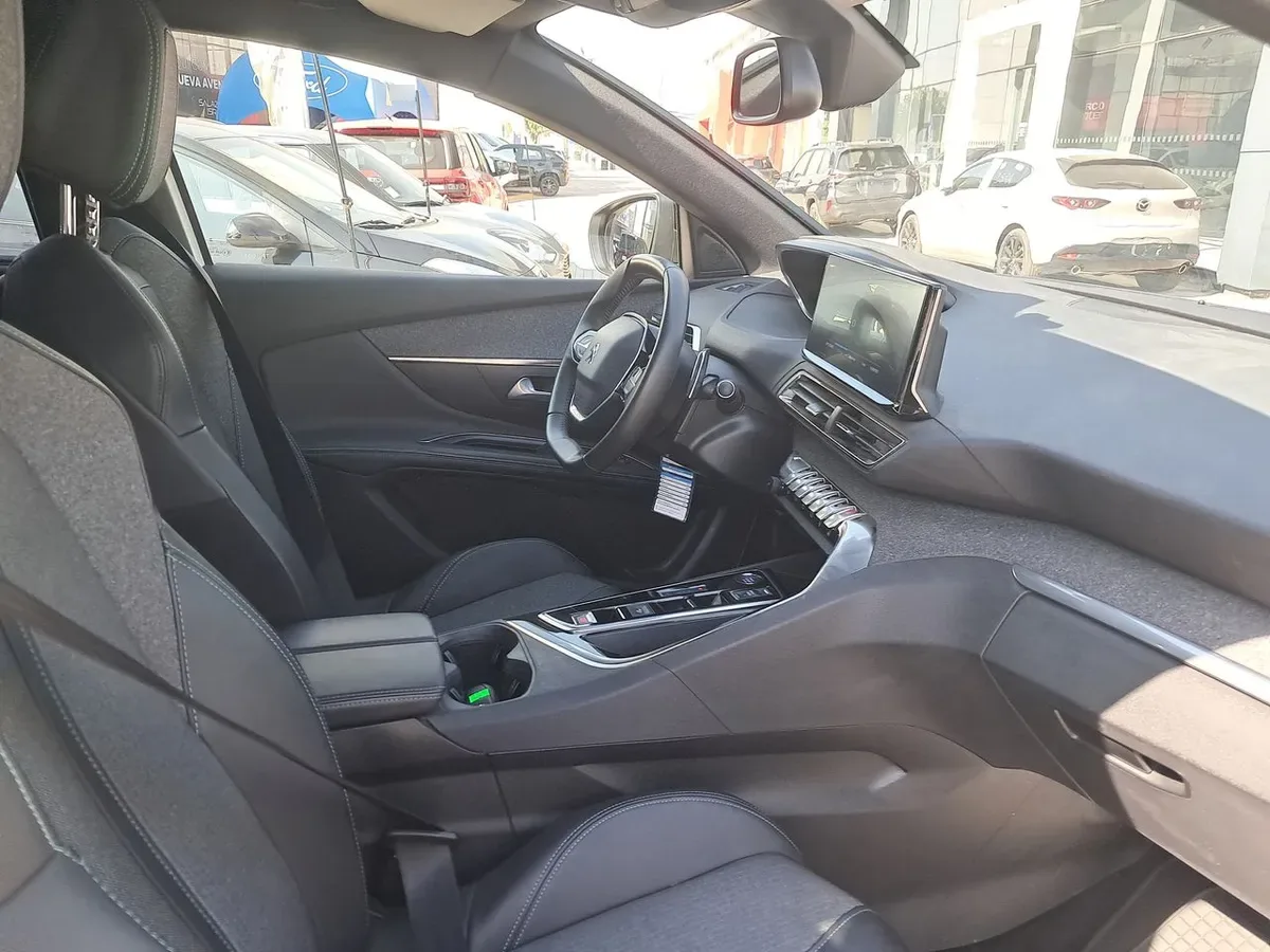 Peugeot 5008 1.5 Allure Pack Bluehdi 130 4x2 Eat8 5p año 2024