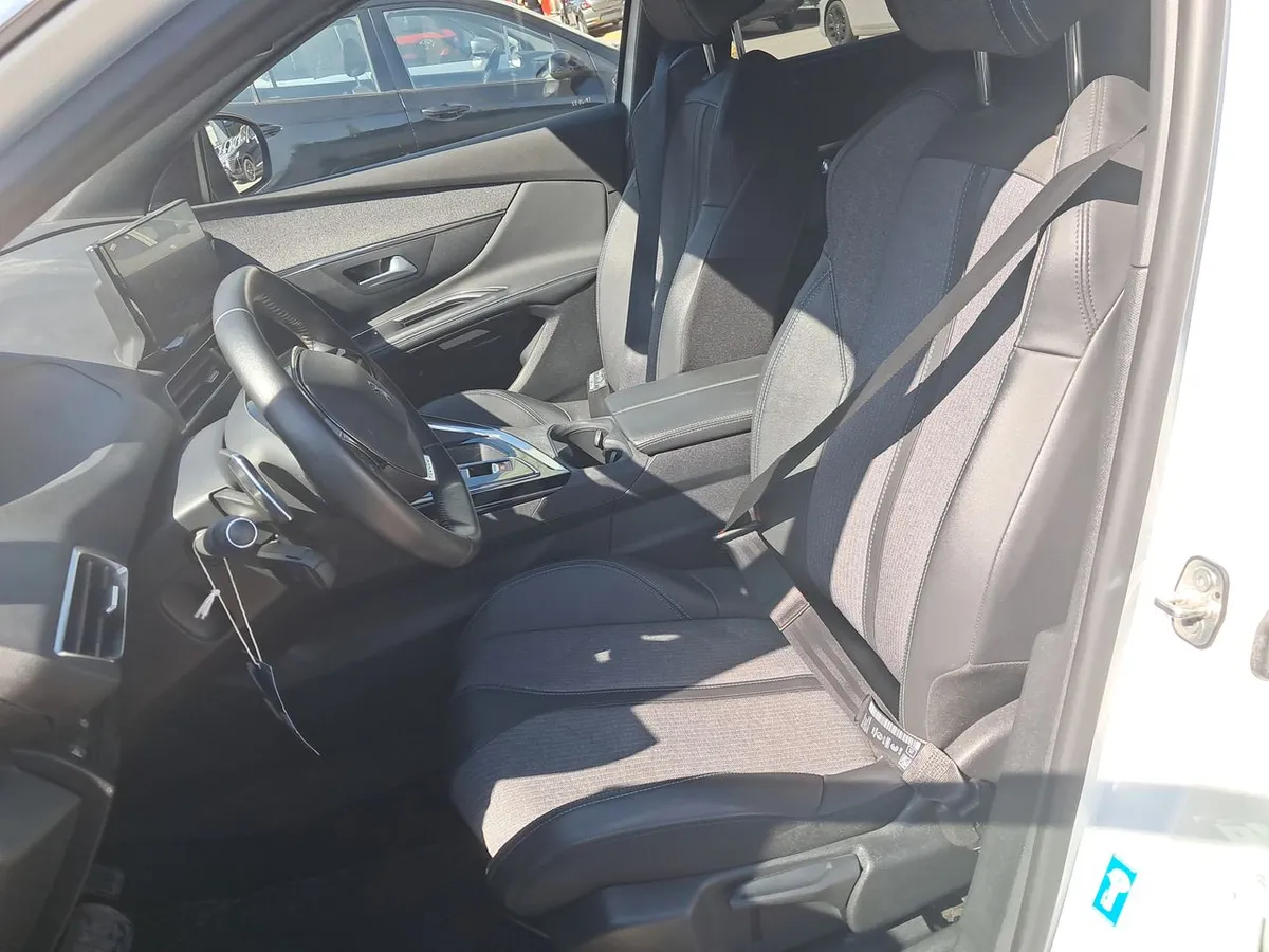 Peugeot 5008 1.5 Allure Pack Bluehdi 130 4x2 Eat8 5p año 2024