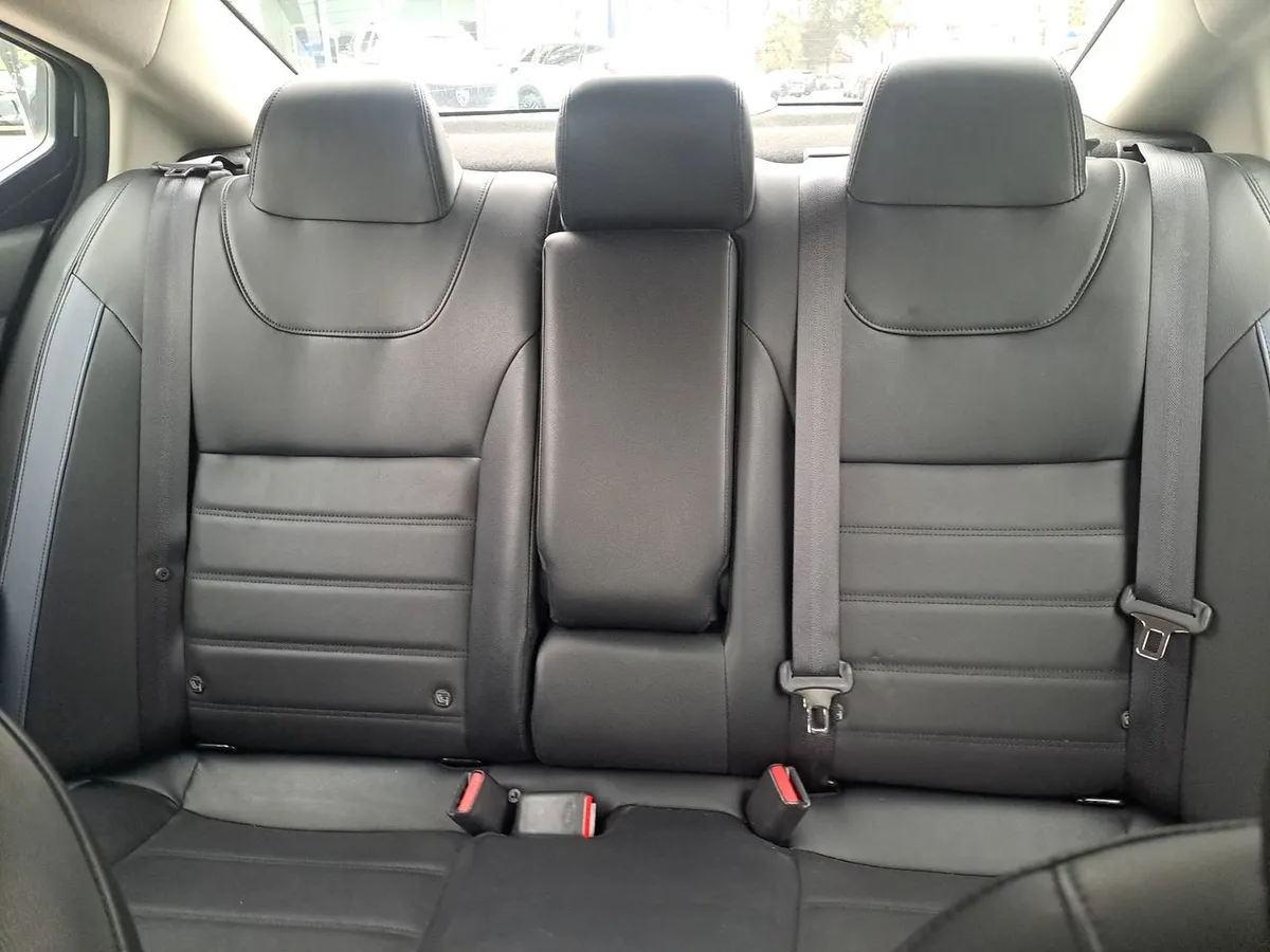 Nissan Versa 1.6 Exclusive 4x2 Ncf Cvt At 4p año 2025