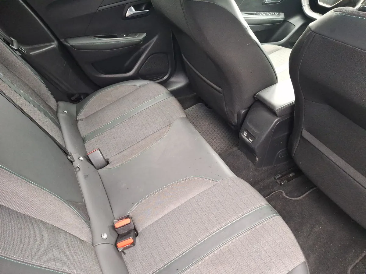 Peugeot 208 1.2 Puretech Allure Pack 130 4x2 Eat8 5p año 2024