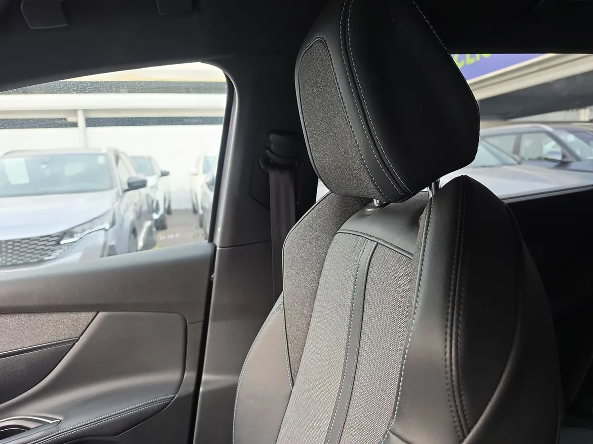Peugeot 5008 1.5 Allure Pack Bluehdi 130 4x2 Eat8 5p año 2024