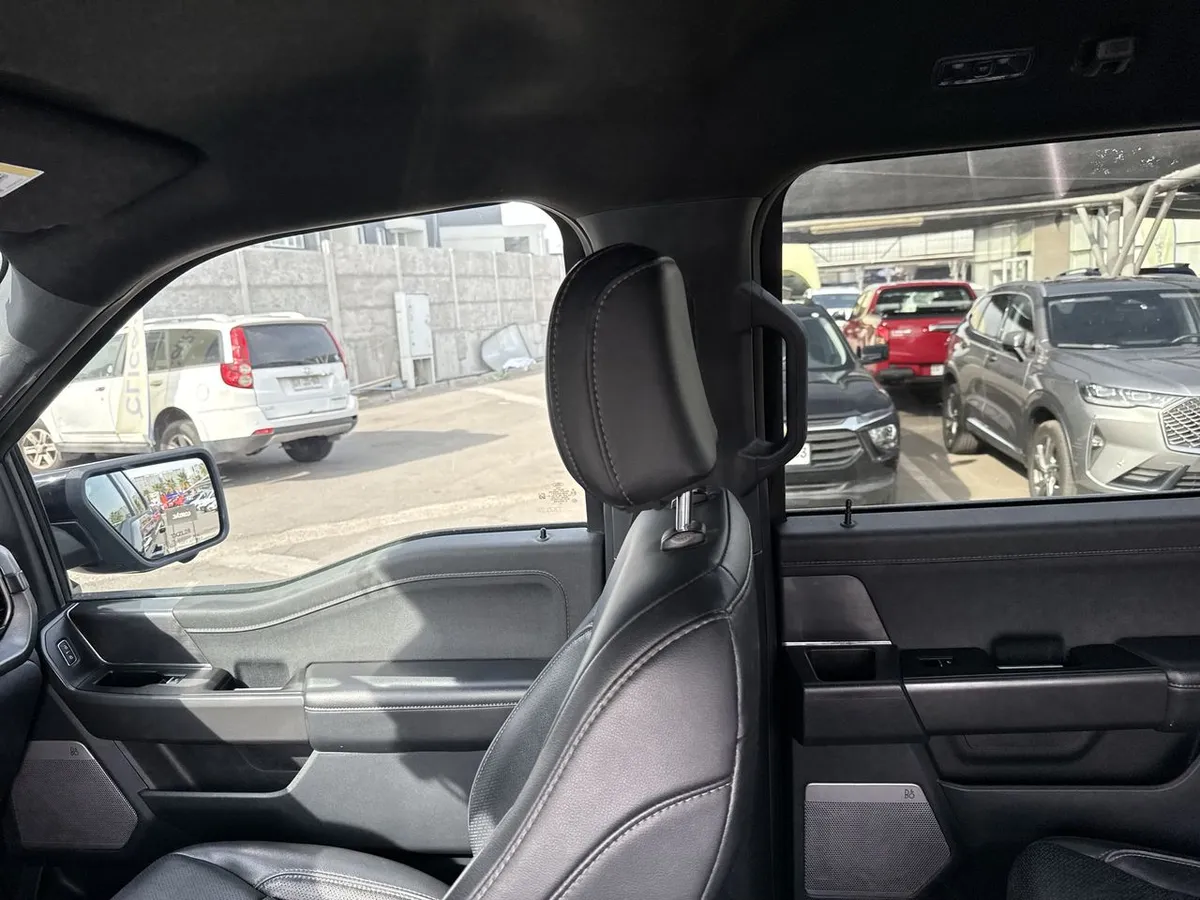 Ford F-150 5.0 Lariat Black Cc 4x4 Dob. Cab. At 4p año 2025