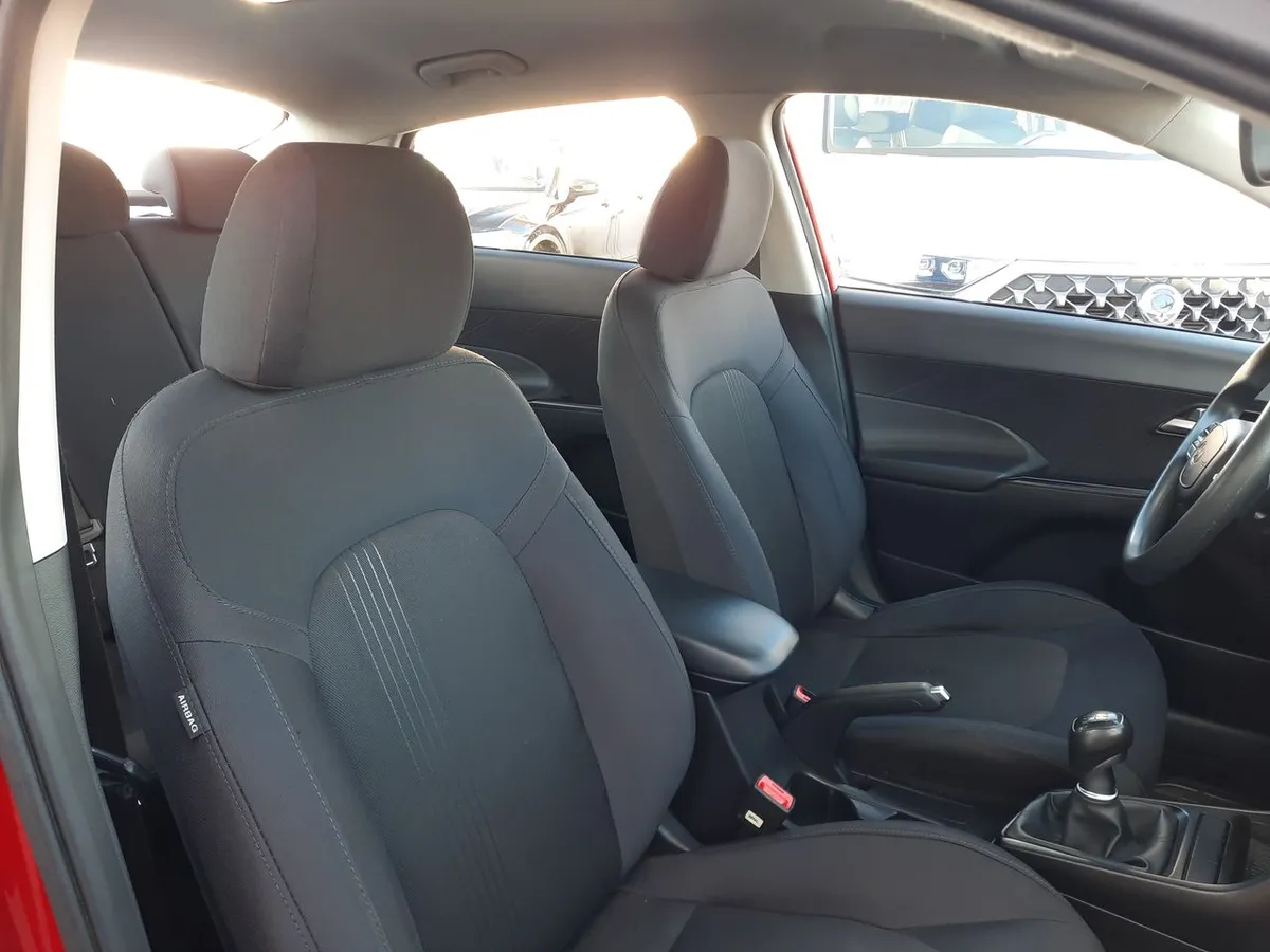 Hyundai Accent 1.5 Design 4x2 Mt 4p año 2024