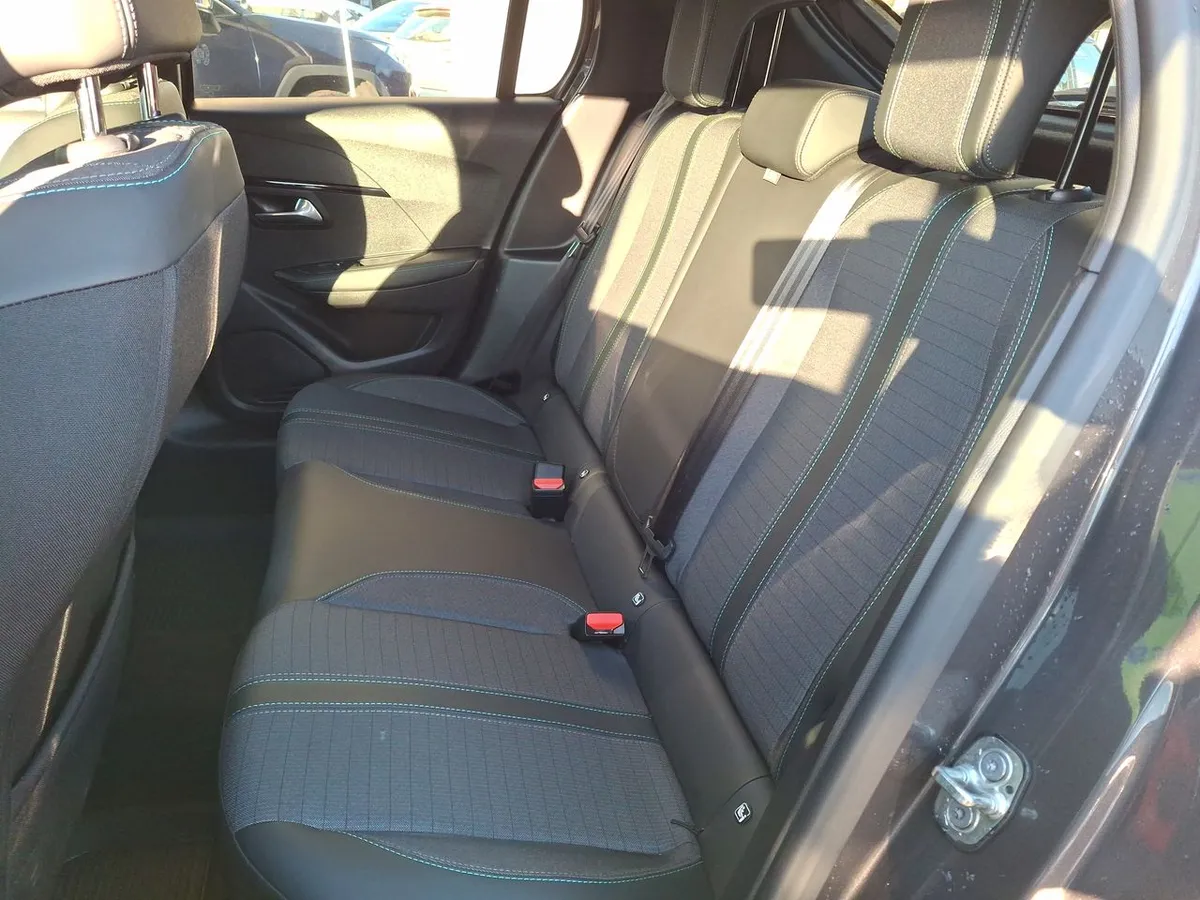 Peugeot 208 1.2 Puretech Allure Pack 4x2 130 Eat8 5p año 2022