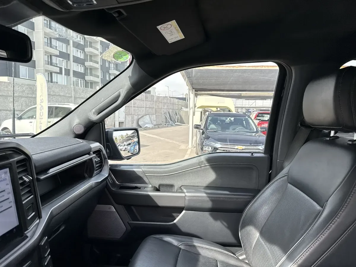 Ford F-150 5.0 Lariat Black Cc 4x4 Dob. Cab. At 4p año 2025