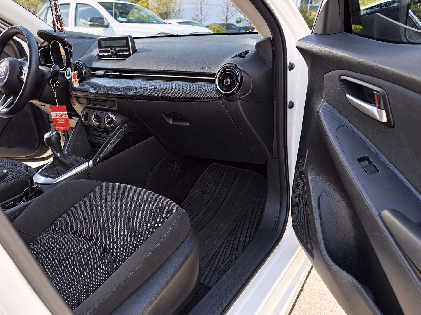 Mazda 2 Sedan 2 V Sedán año 2020