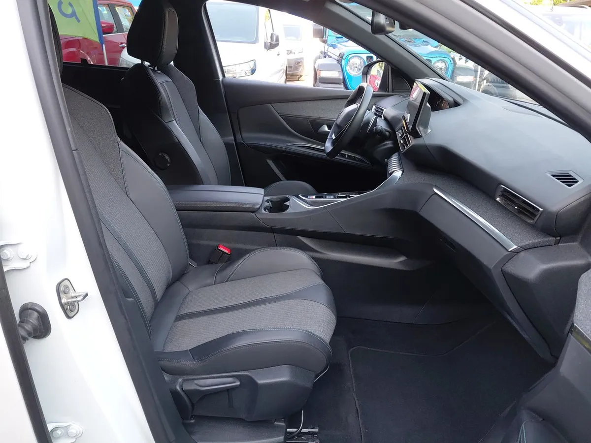 Peugeot 5008 1.5 Allure Pack Bluehdi 130 4x2 Eat8 5p año 2024