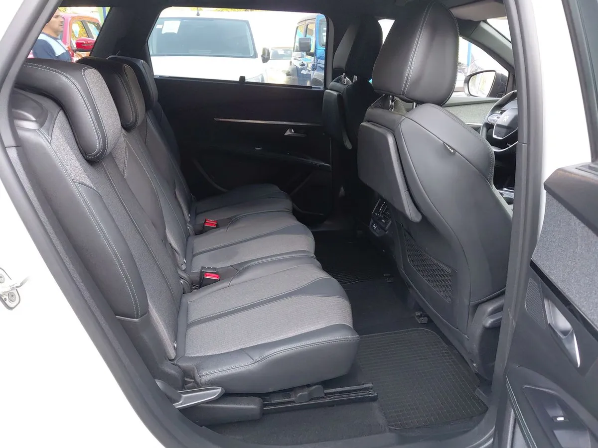Peugeot 5008 1.5 Allure Pack Bluehdi 130 4x2 Eat8 5p año 2024