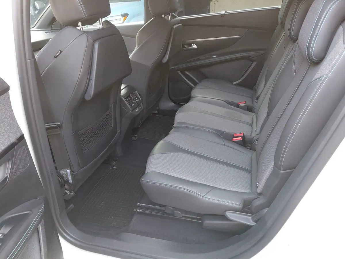 Peugeot 5008 1.5 Allure Pack Bluehdi 130 4x2 Eat8 5p año 2024