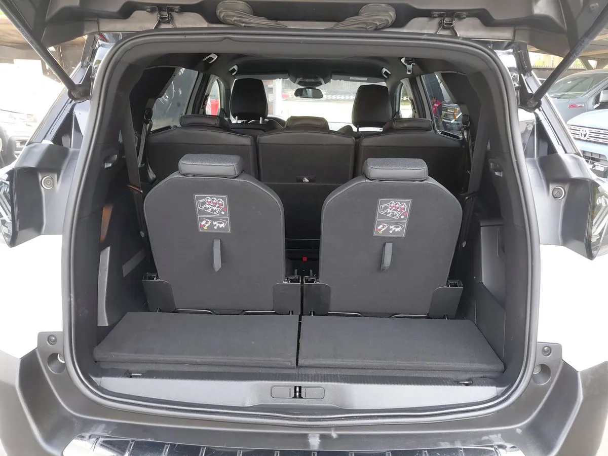 Peugeot 5008 1.5 Allure Pack Bluehdi 130 4x2 Eat8 5p año 2024