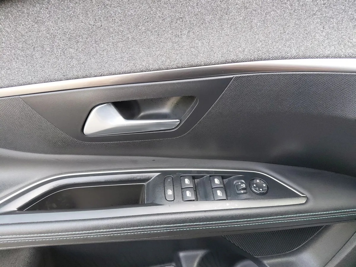 Peugeot 5008 1.5 Allure Pack Bluehdi 130 4x2 Eat8 5p año 2024