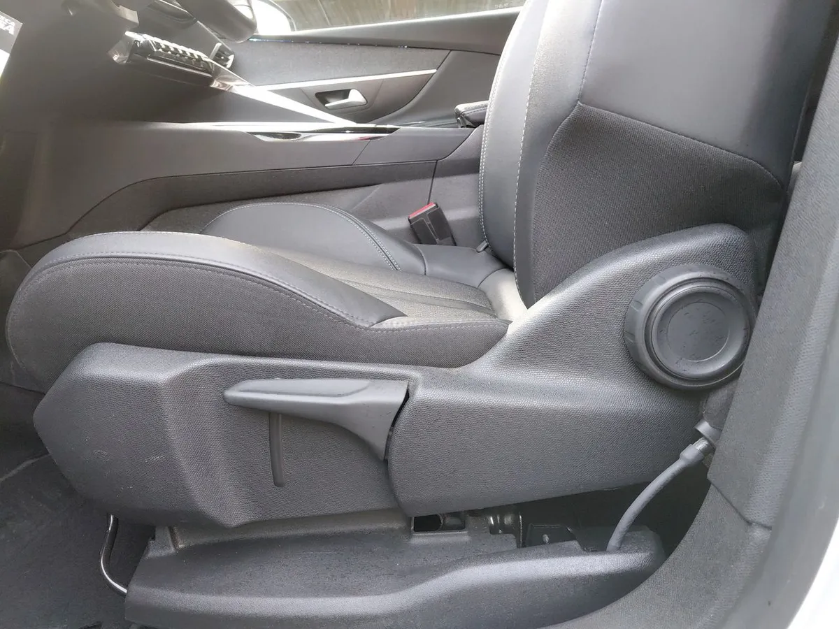 Peugeot 5008 1.5 Allure Pack Bluehdi 130 4x2 Eat8 5p año 2024