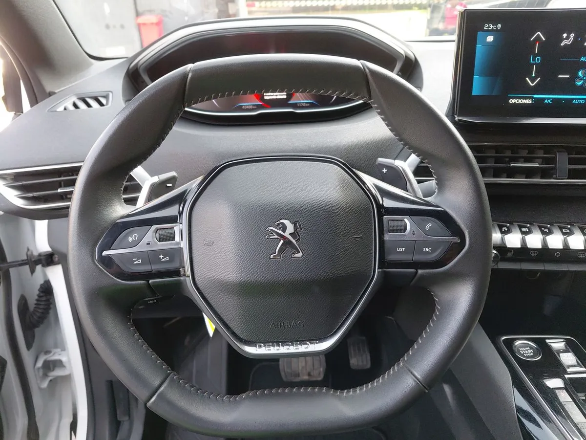 Peugeot 5008 1.5 Allure Pack Bluehdi 130 4x2 Eat8 5p año 2024