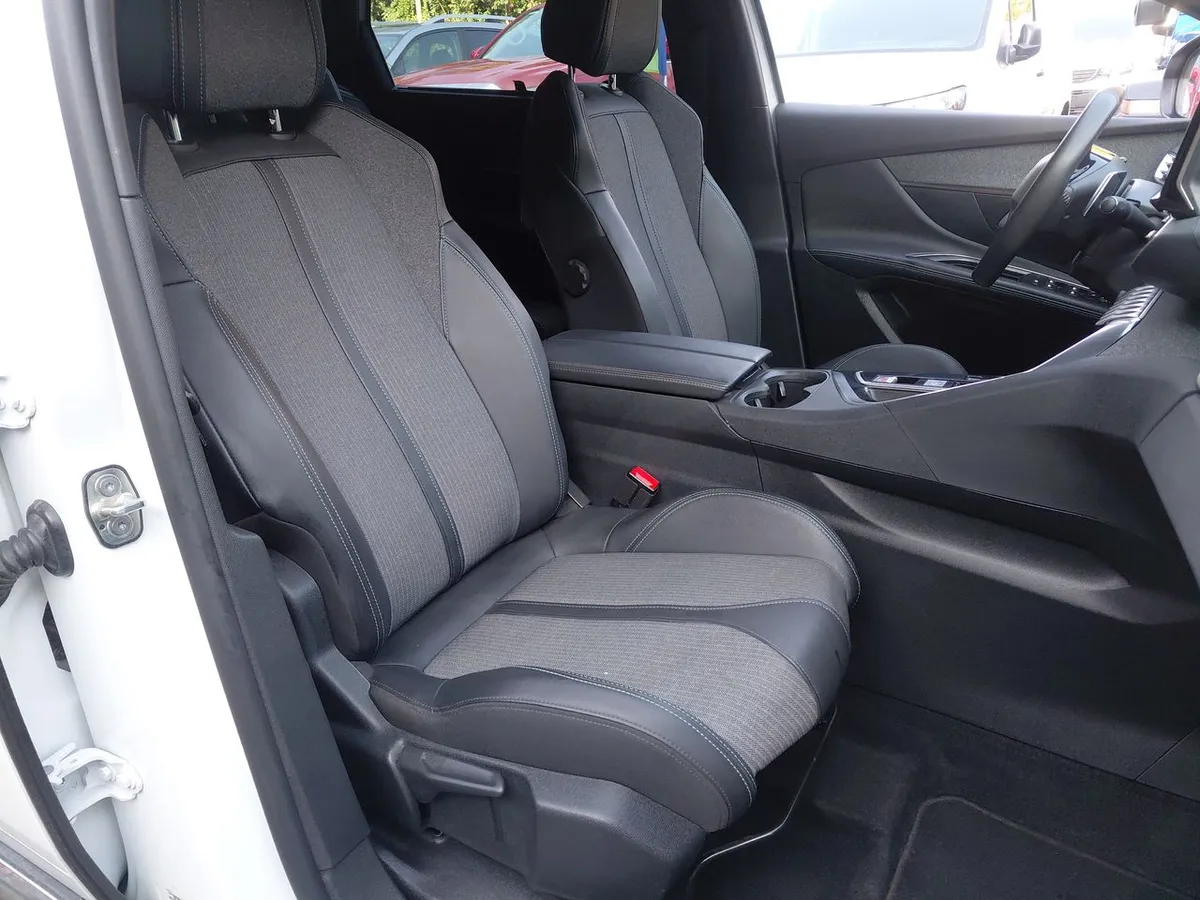 Peugeot 5008 1.5 Allure Pack Bluehdi 130 4x2 Eat8 5p año 2024