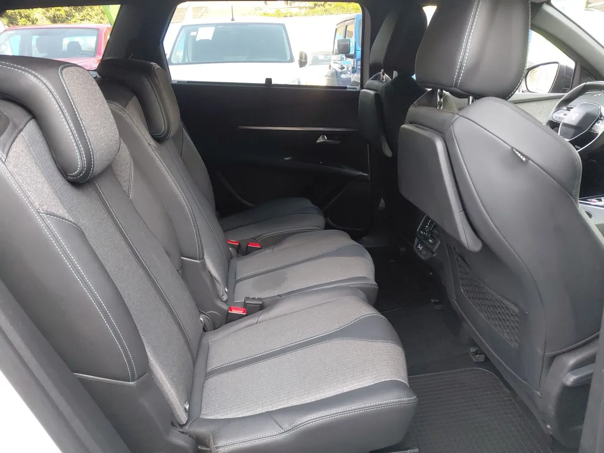 Peugeot 5008 1.5 Allure Pack Bluehdi 130 4x2 Eat8 5p año 2024