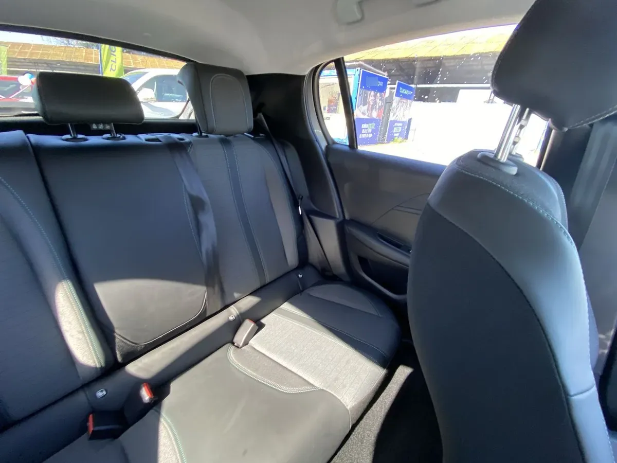 Peugeot 208 1.2 Puretech Allure Pack 130 4x2 Eat8 5p año 2023