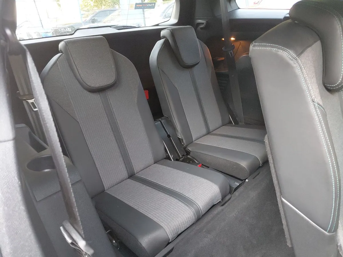 Peugeot 5008 1.5 Allure Pack Bluehdi 130 4x2 Eat8 5p año 2024