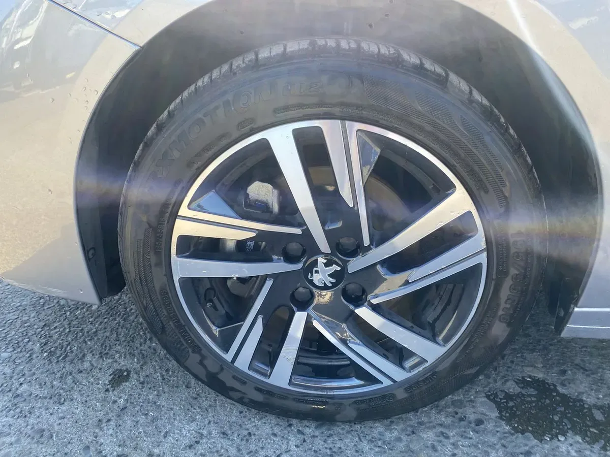 Peugeot 208 1.2 Puretech Allure Pack 130 4x2 Eat8 5p año 2023