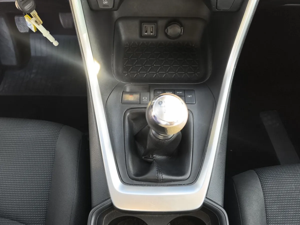 Toyota Rav 4 2.0 Le 4x2 Mt 5p año 2021
