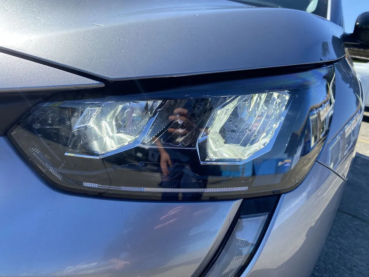 Peugeot 208 1.2 Puretech Allure Pack 130 4x2 Eat8 5p año 2023