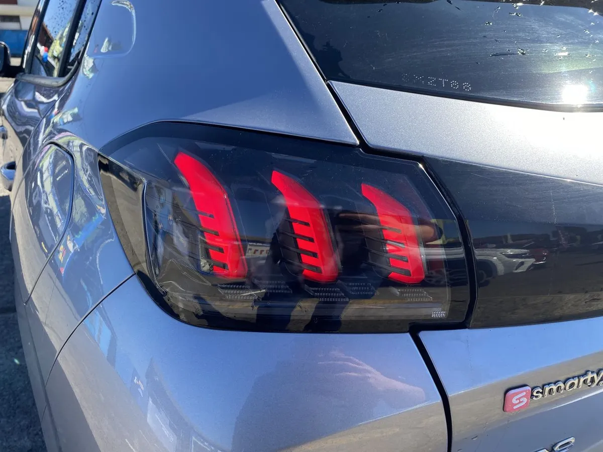 Peugeot 208 1.2 Puretech Allure Pack 130 4x2 Eat8 5p año 2023