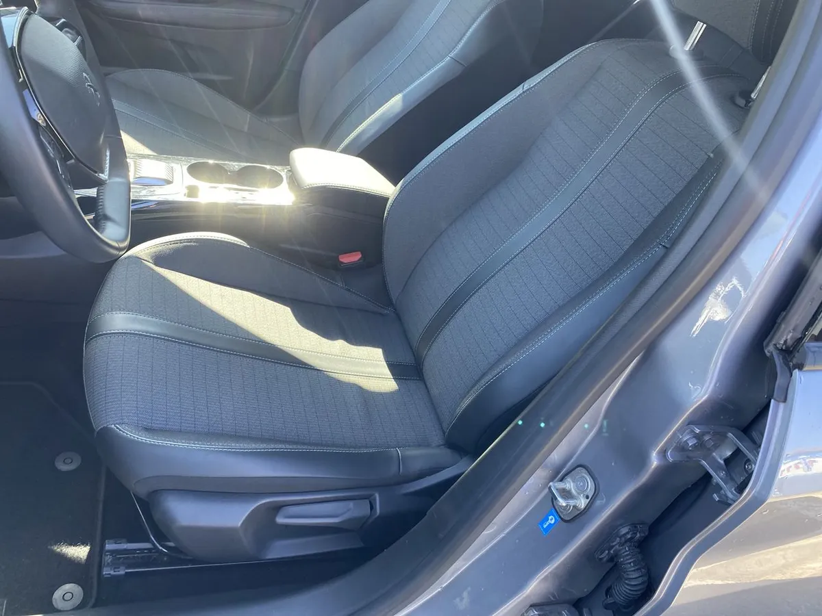 Peugeot 208 1.2 Puretech Allure Pack 130 4x2 Eat8 5p año 2023