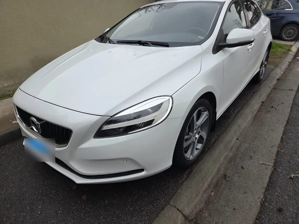 VOLVO V40 2.0 T4 Momentum Plus At año 2020