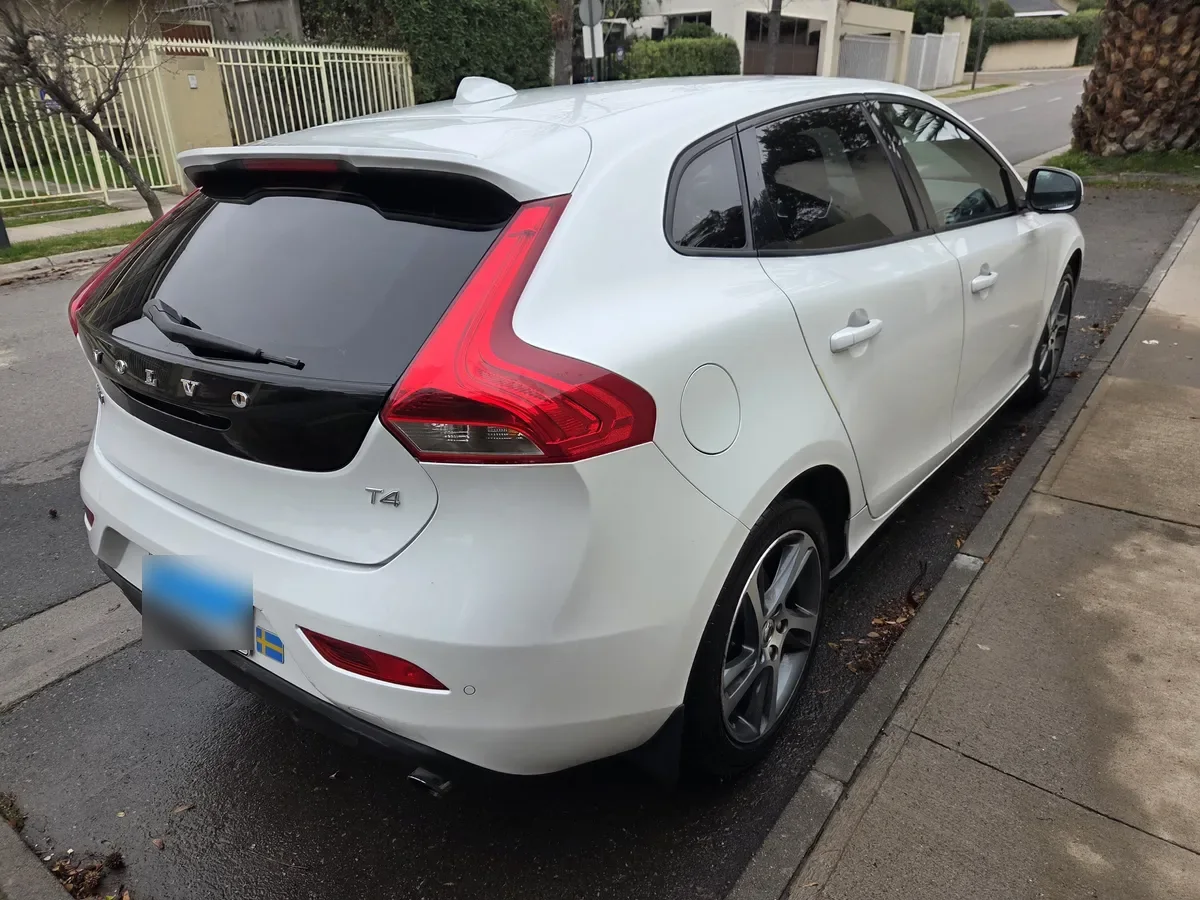 VOLVO V40 2.0 T4 Momentum Plus At año 2020