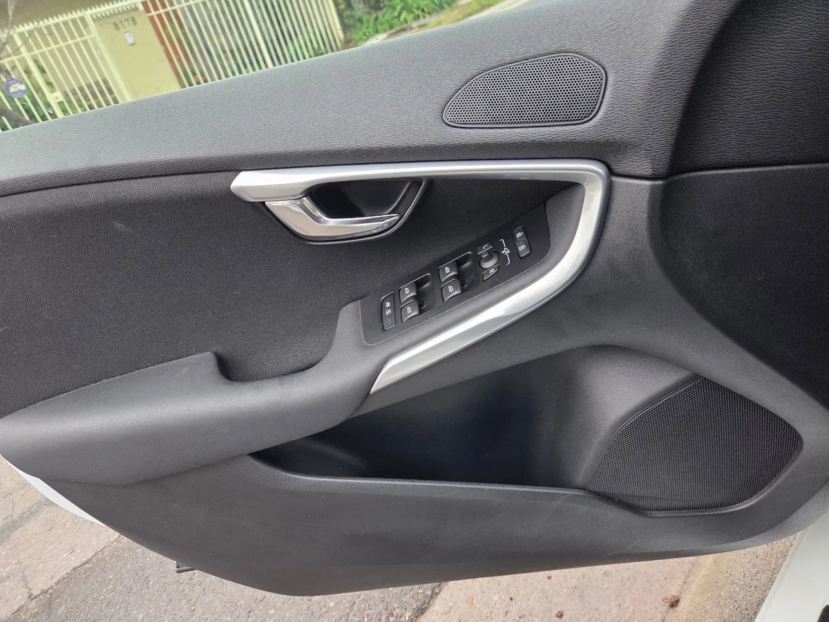 VOLVO V40 2.0 T4 Momentum Plus At año 2020