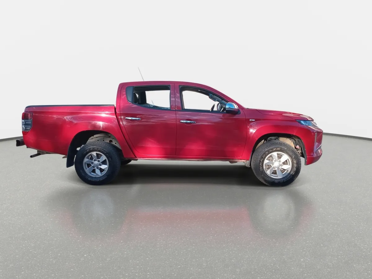 Mitsubishi L200 2.2 Katana Crt Diesel Dob. Cab. 4x4 Mt 4p año 2024