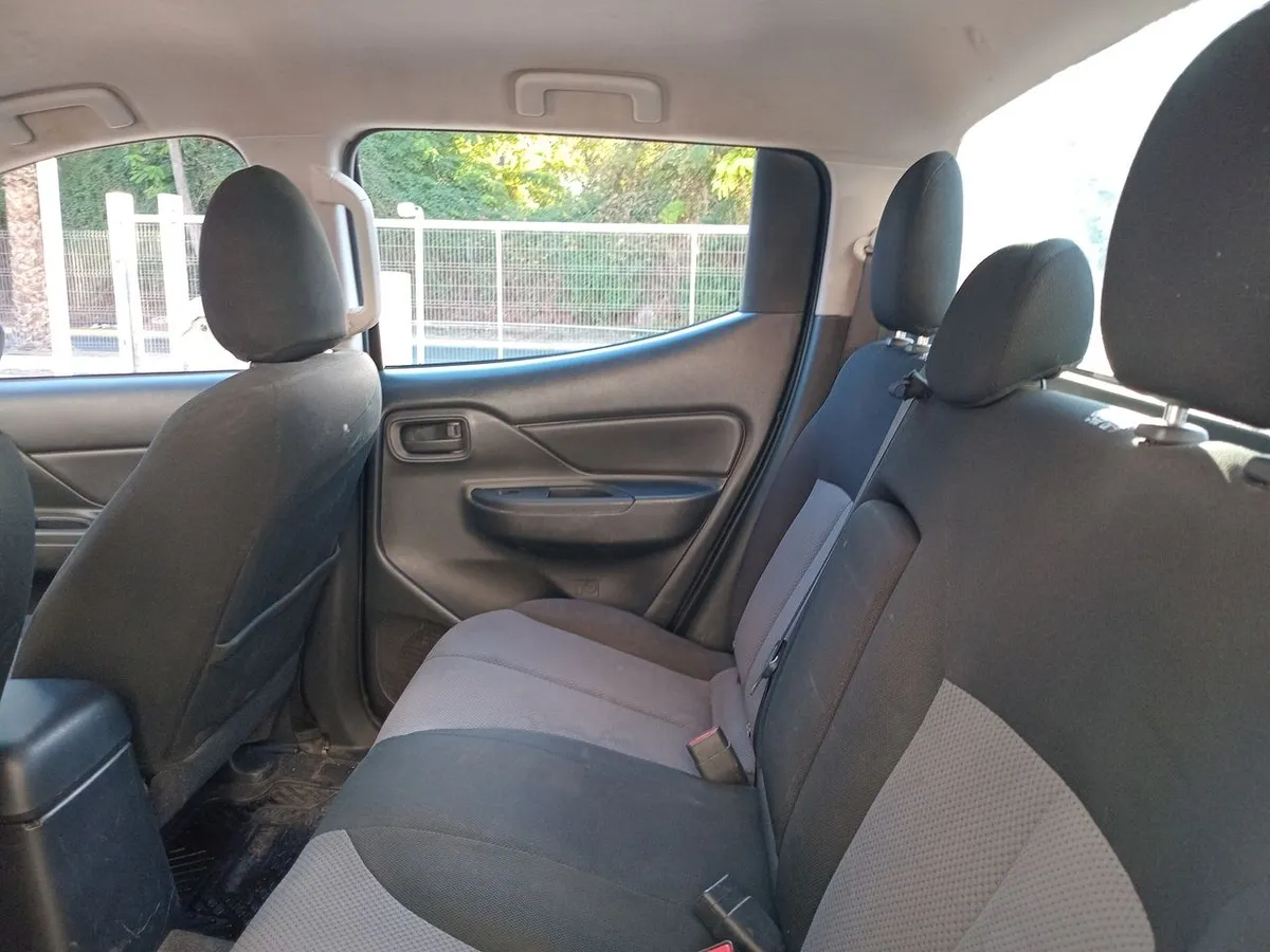 Mitsubishi L200 2.2 Katana Crt Diesel Dob. Cab. 4x4 Mt 4p año 2024
