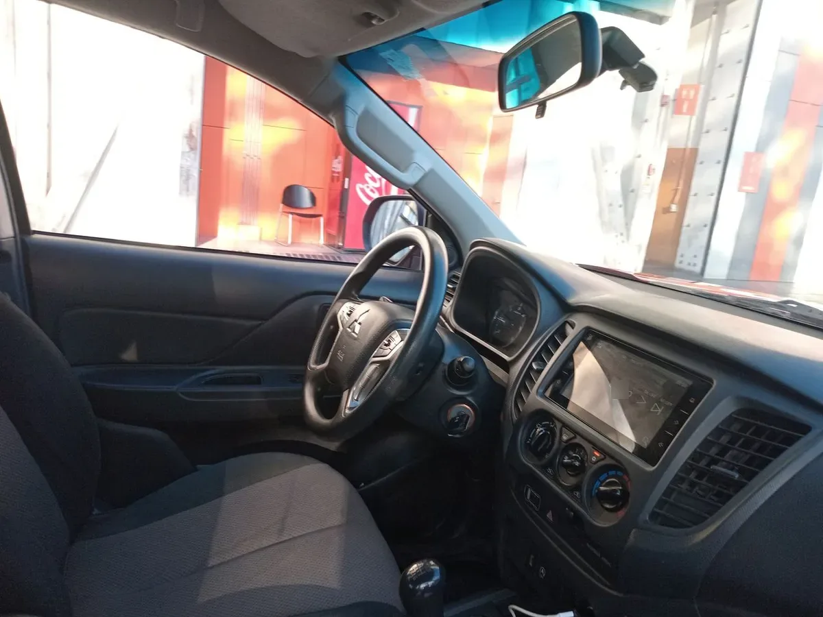 Mitsubishi L200 2.2 Katana Crt Diesel Dob. Cab. 4x4 Mt 4p año 2024