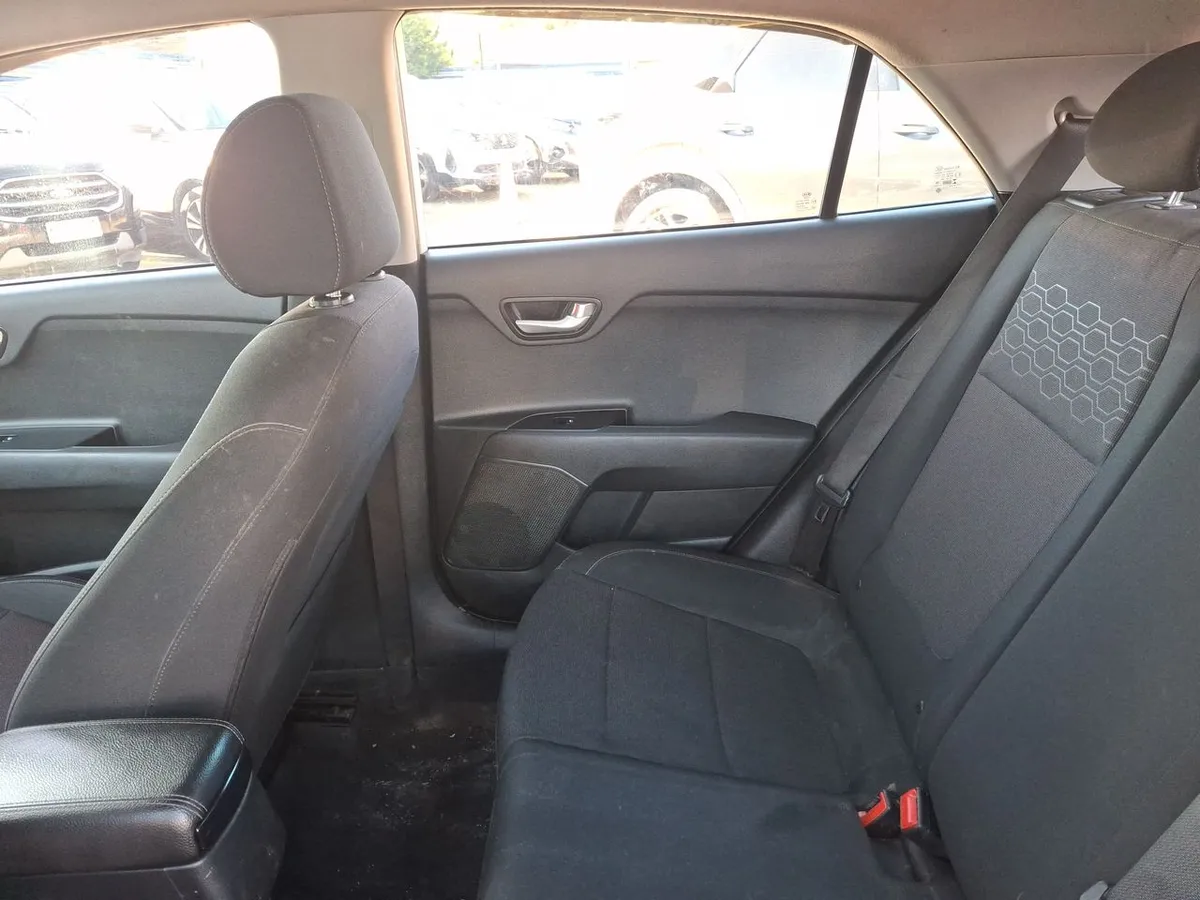 Kia Rio 5 1.4 Ex 4x2 Ac Ci 6mt 5p año 2021