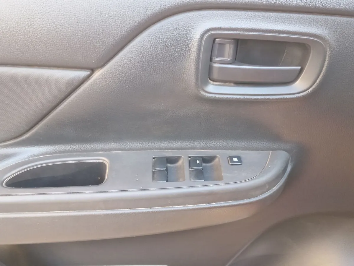 Mitsubishi L200 2.2 Katana Crt Diesel Dob. Cab. 4x4 Mt 4p año 2024