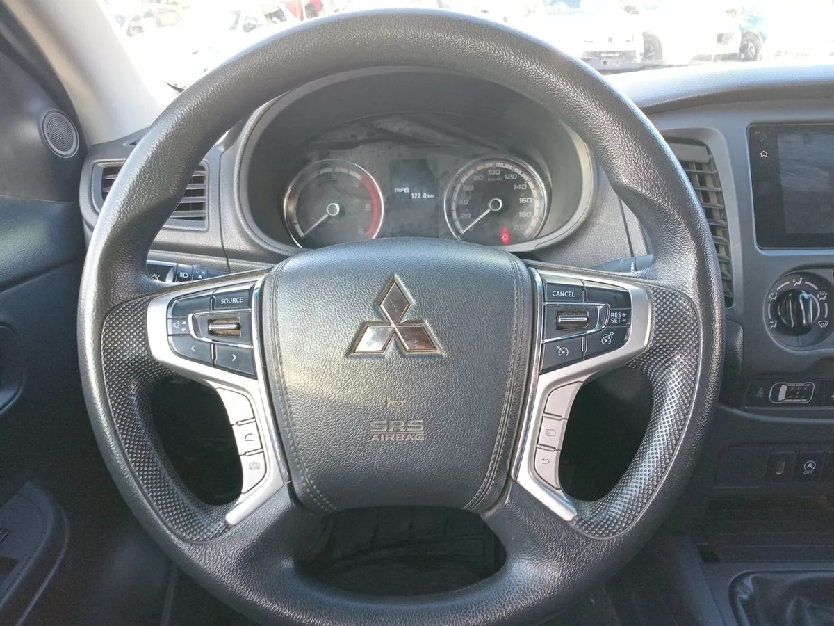 Mitsubishi L200 2.2 Katana Crt Diesel Dob. Cab. 4x4 Mt 4p año 2024