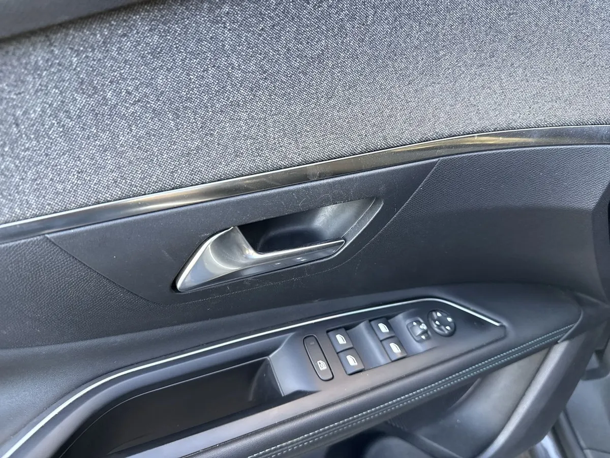 Peugeot 3008 1.5 Allure Pack Bluehdi 130 4x2 Eat8 5p año 2024