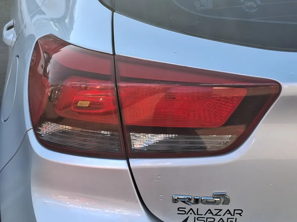 Kia Rio 5 1.4 Ex 4x2 Ac Ci 6mt 5p año 2021