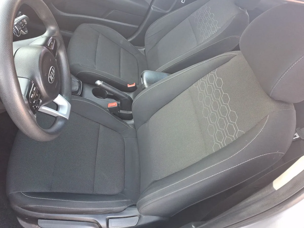 Kia Rio 5 1.4 Ex 4x2 Ac Ci 6mt 5p año 2021