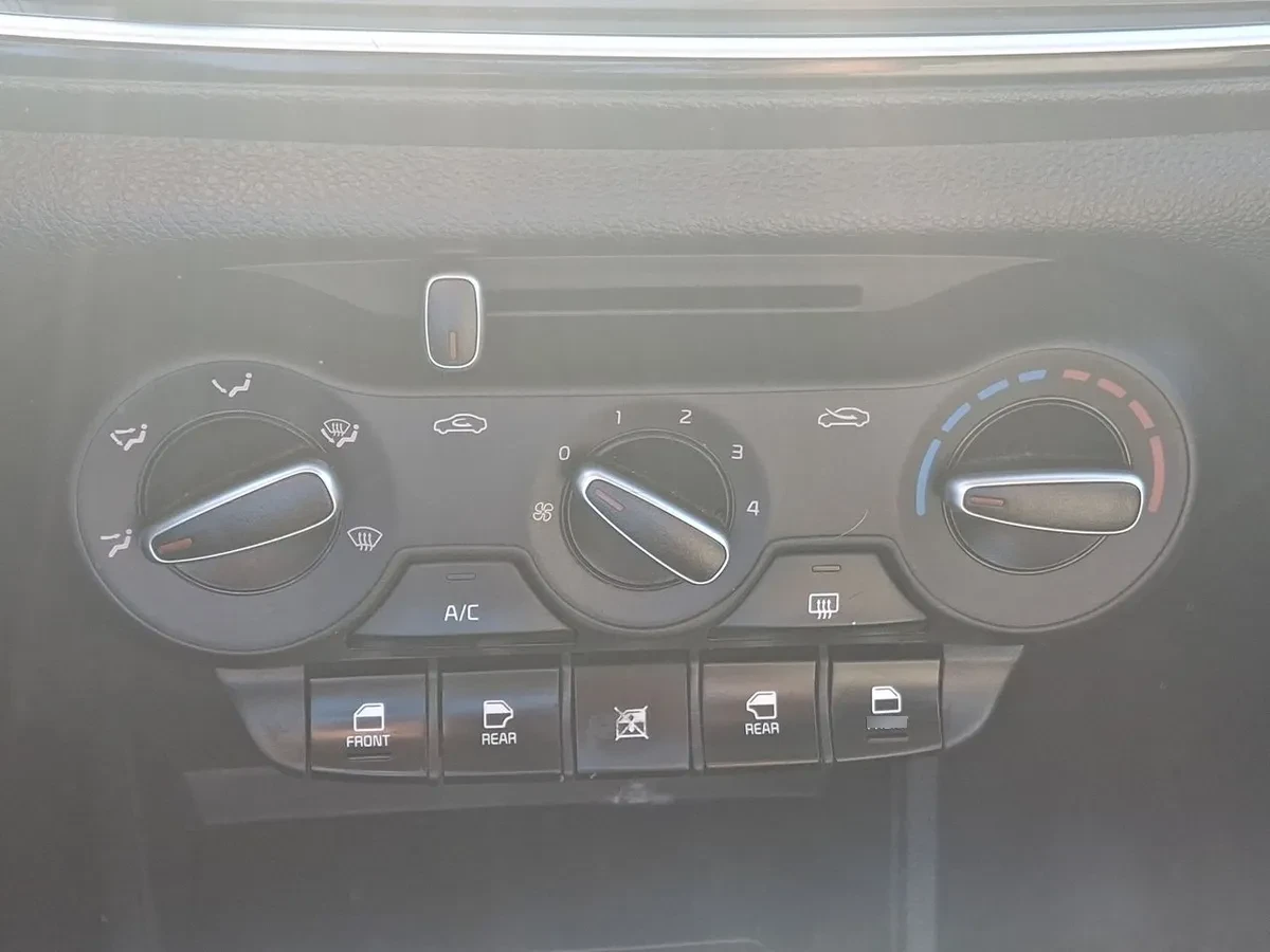 Kia Soluto 1.4 Ex Full 4x2 Srf Mt 4p año 2025