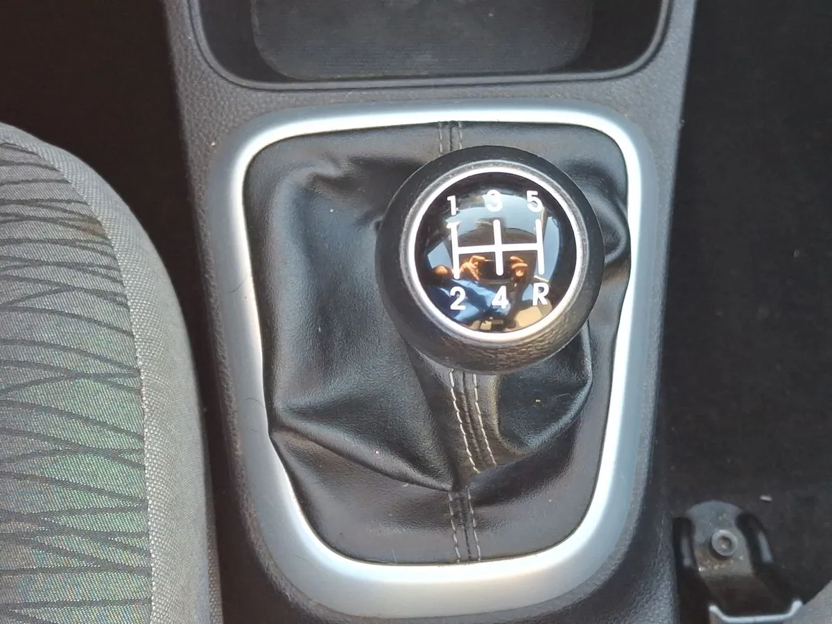 Kia Soluto 1.4 Ex Full 4x2 Srf Mt 4p año 2025