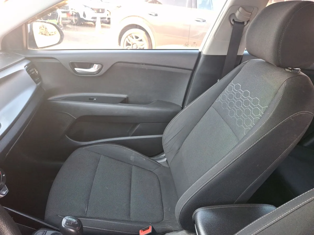 Kia Rio 5 1.4 Ex 4x2 Ac Ci 6mt 5p año 2021