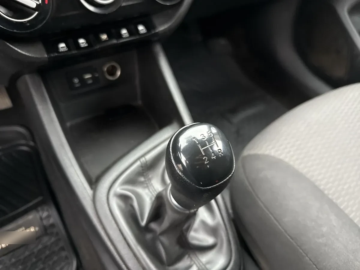 Hyundai Verna 1.4 Cb Plus 4x2 Mt5 4p año 2021