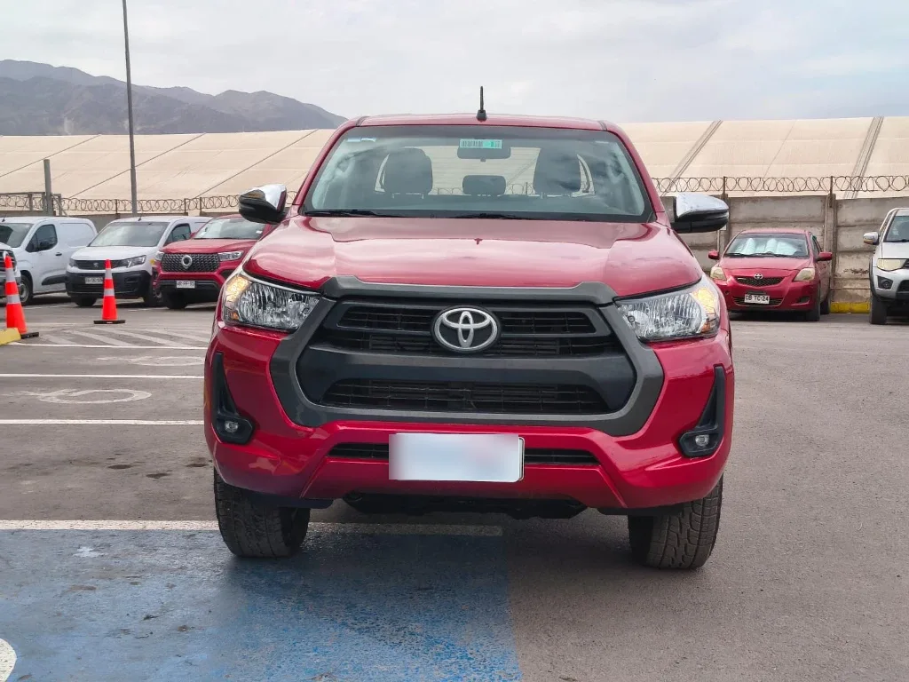 Toyota Hilux Dc 4x2 2.4 D Sr año 2022