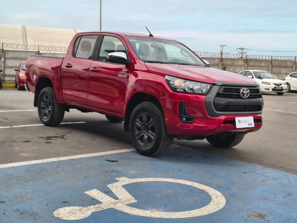 Toyota Hilux Dc 4x2 2.4 D Sr año 2022